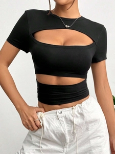 Top corto negro Y2K ajustado con elegantes aberturas caladas y manga corta