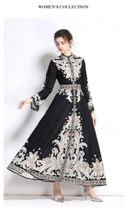 Détail d'une robe longue à imprimé bohème avec ceinture et manches longues