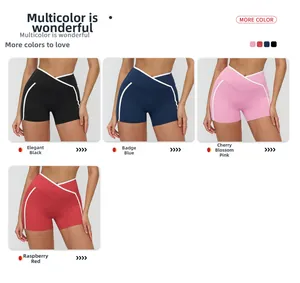 Détail du short de yoga à taille croisée et rayures latérales en noir, bleu, rose et rouge