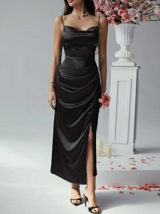 Détail de la robe en satin noir avec col bénitier, fente latérale et drapé élégant