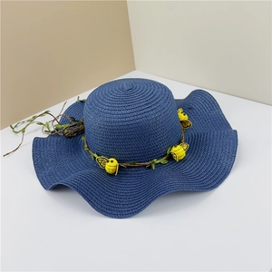 Chapeau de soleil bleu en paille tressée avec bord ondulé et abeilles décoratives