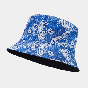 Dettaglio del cappello pescatore reversibile con stampa onde blu e fodera interna nera