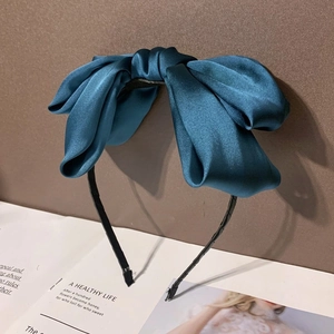 Serre-tête minimaliste avec nœud en satin bleu marine et monture noire texturée