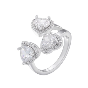 Dettaglio dell'anello a cuore in argento con tre pietre di zircone cubico