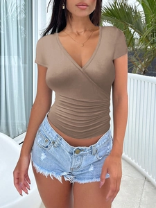 Detailansicht des braunen, schmal geschnittenen Damen-V-Ausschnitt-T-Shirts mit Raffung