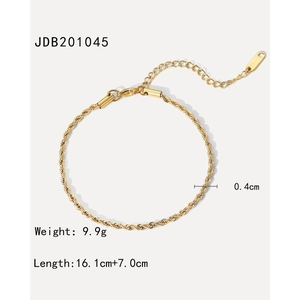 Detailansicht eines vergoldeten Edelstahl-Armbands mit Seilkette, Verschluss und Anhängern