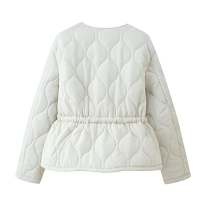 Détail de la ceinture et de la texture matelassée sur une veste crème ronde