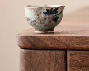 Détail de fleur de magnolia peinte à la main sur tasse en céramique à glaçure craquelée
