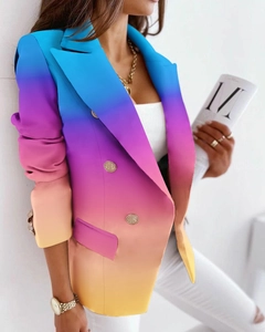 Dettaglio del blazer colorato sfumato con bottoni dorati a doppio petto e revers sottile