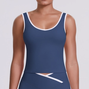 Détail du haut de sport bleu marine avec liseré blanc et tissu de compression respirant