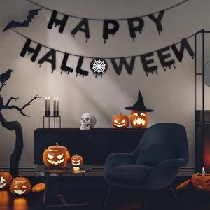 Detalle de pancarta Happy Halloween colgada en un salón decorado para la festividad