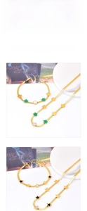 Détail de bracelets en acier titane doré avec breloques trèfle et étoile