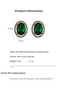 Macro di orecchini con gemma verde ovale, bordo di strass brillanti e perno in argento