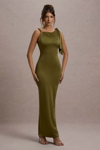 Dettaglio elegante abito lungo verde oliva con trama effetto seta e fiocco sulla spalla