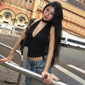Dettaglio del top allacciato al collo con scollo a V profondo e accessorio choker abbinato