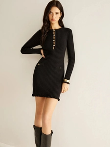Mini-robe en maille côtelée noire moulante avec boutons évidés dorés et manches longues