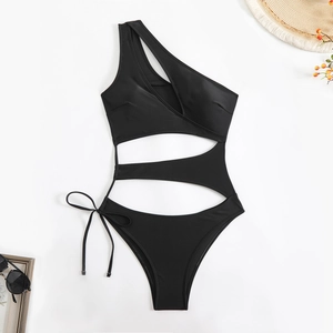 Monokini noir asymétrique avec découpes latérales et nœuds décoratifs sur fond blanc