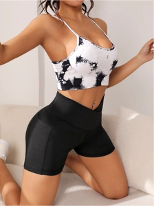 Detail of high waist yoga shorts with functional side pocket in black breathable fabric