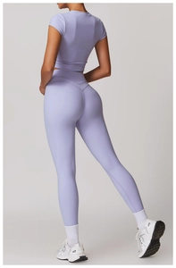 Dettaglio del set yoga lavanda a vita alta che mostra il contorno posteriore e il tessuto