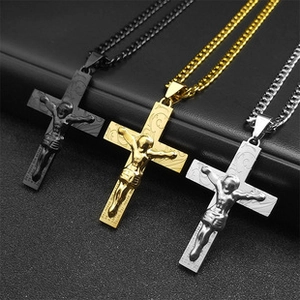 Vue détaillée de colliers croix hip hop en acier inoxydable noir, doré et argenté