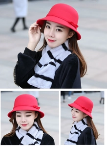 Dettaglio di un cappello vintage in lana rossa abbinato a una sciarpa a righe invernale
