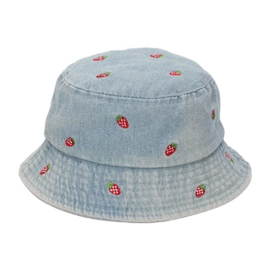 Détail de la broderie fraise sur un chapeau bob en denim bleu clair pour enfant