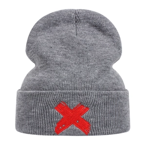 Bonnet en maille côtelée grise avec broderie X rouge audacieuse sur le revers plié