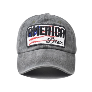Détail de la broderie vintage America Denim sur la casquette en coton gris délavé