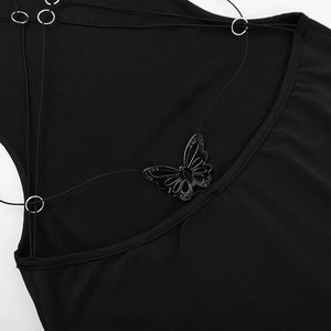 Detail einer silbernen Schmetterlingsschnalle am schwarzen rückenfreien Kleid