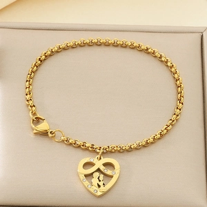 Détail du bracelet coeur doré pour maman avec symbole infini et fermoir mousqueton
