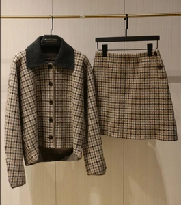 Détail de l'ensemble en laine mélangée à carreaux marron avec veste et mini-jupe