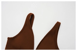 Gros plan des larges bretelles et doubles coutures du soutien-gorge de sport marron