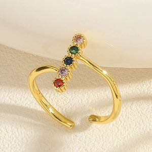 Detail eines verstellbaren Goldrings mit fünf farbigen Zirkoniasteinen in vertikaler Form