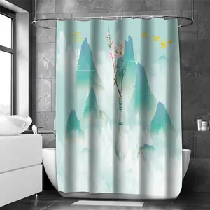 Modernes Badezimmer mit wasserdichtem Polyester Duschvorhang und grünem Berglandschaft Motiv