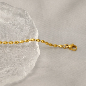 Minimalistische goldene Reiskorn-Halskette mit glatter Oberfläche und Karabinerverschluss