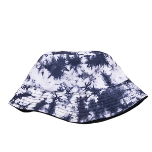 Détail d'un bob tie-dye avec texture bleu-noir et coutures de bordure renforcées de qualité