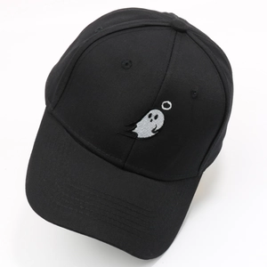 Détail de la broderie fantôme blanc sur une casquette de baseball noire en coton avec visière