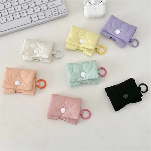Custodie trapuntate per auricolari in vari colori pastello per la protezione degli AirPods