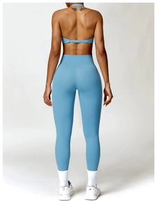 Vue arrière de l'ensemble de yoga avec brassière dos nu et legging taille haute