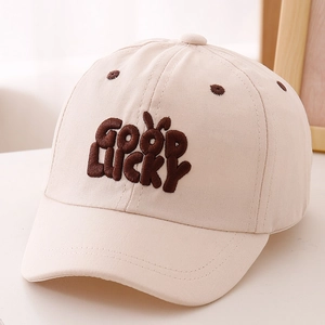 Détail de la broderie 3D Good Lucky sur casquette de baseball en coton crème pour enfant