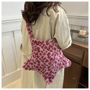 Sac bandoulière en peluche en forme d'étoile avec imprimé léopard rose en situation
