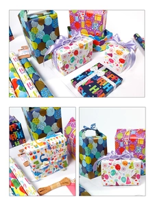 Détail de papier cadeau Happy Birthday coloré avec boîtes et rubans en satin assortis