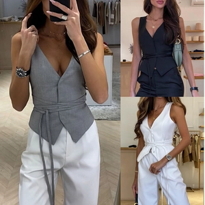 Ensemble gilet tailleur pour femme en gris, noir et blanc pour un look chic et décontracté