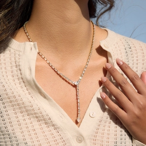 Collier en Y classique plaqué or 18 carats avec oxydes de zirconium rectangulaires