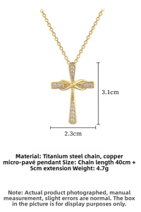 Dettaglio della collana a croce intrecciata con zirconi incastonati e catena in acciaio