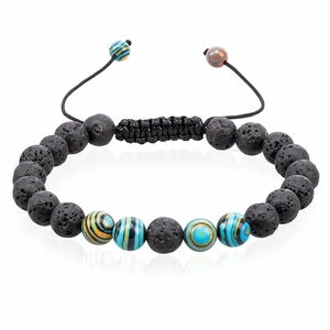 Gros plan sur des perles de lave de 8mm et des perles de turquoise sur bracelet tissé