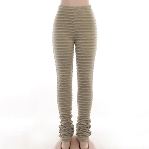 Détail macro du tricot kaki avec texture à franges horizontales sur ce pantalon ajusté