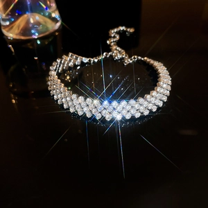 Bracelet élégant à trois rangées de strass argentés avec fermoir réglable