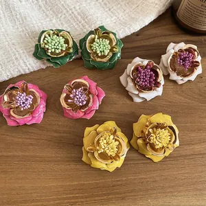 Lot de boucles d'oreilles fleurs en émail rétro en rose, blanc, vert et jaune