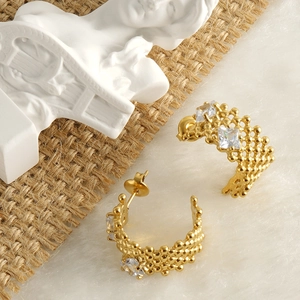 Boucles d'oreilles en C plaqué or 18k avec texture à pois et cristaux carrés